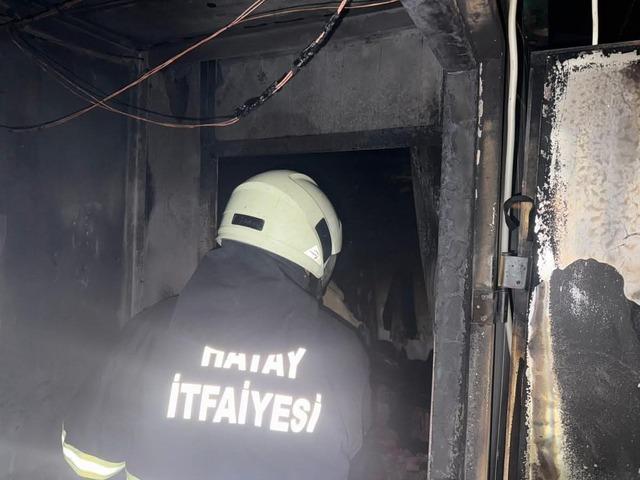 Alevlere teslim olan konteyner yanarak kullanılamaz hale geldi 1