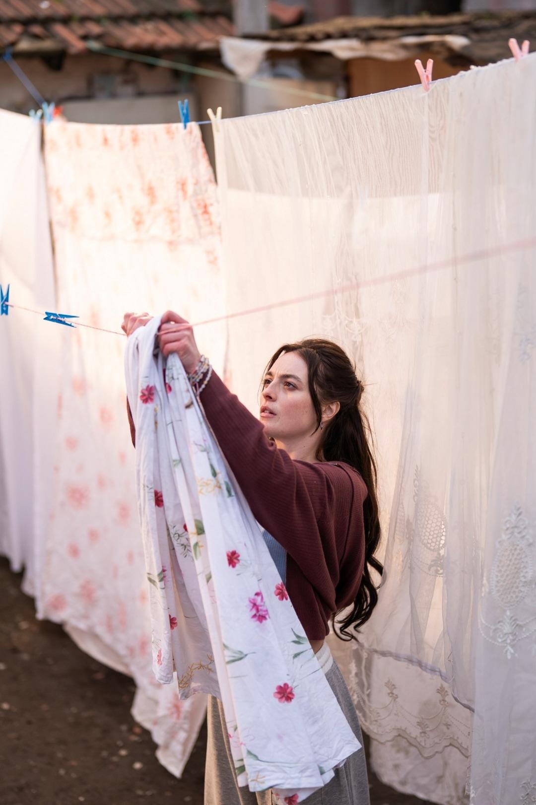 Melis Sezen, Delikanlı dizisiyle ekrana d&ouml;n&uuml;yor! Set pozları 2