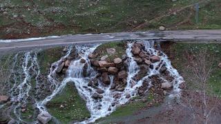 Hakkari'de asfaltın ortasından su pınarı fışkırdı