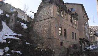 Bitlis&rsquo;te tarihi evler kışın ardından alarm veriyor