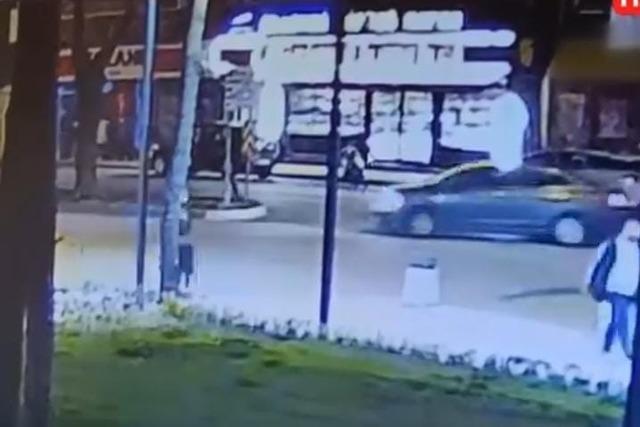 Motosikletlinin metrelerce s&uuml;r&uuml;klendiği feci kaza kamerada 4