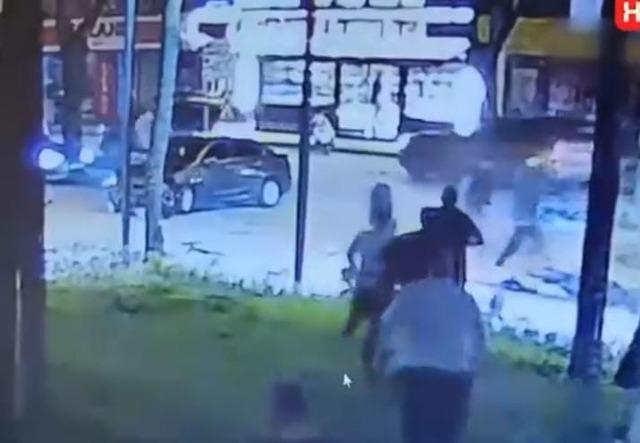 Motosikletlinin metrelerce s&uuml;r&uuml;klendiği feci kaza kamerada 3