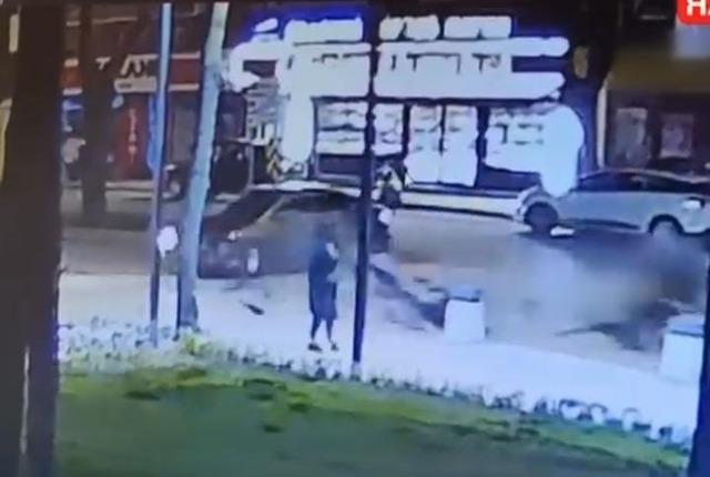 Motosikletlinin metrelerce s&uuml;r&uuml;klendiği feci kaza kamerada 2