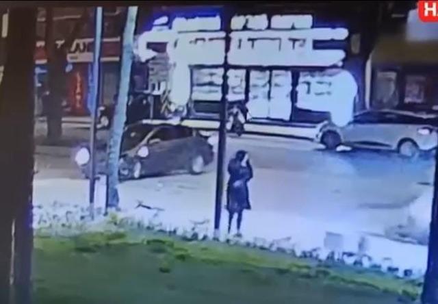 Motosikletlinin metrelerce s&uuml;r&uuml;klendiği feci kaza kamerada 1