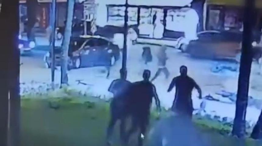 Motosikletlinin metrelerce s&uuml;r&uuml;klendiği feci kaza kamerada