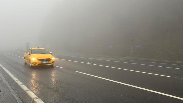 D-100 kara yolunun Bolu Dağı geçişinde sis ve sağanak etkili oldu