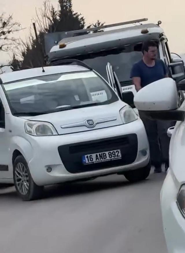 Bursa&rsquo;da trafikte yol verme kavgası 3