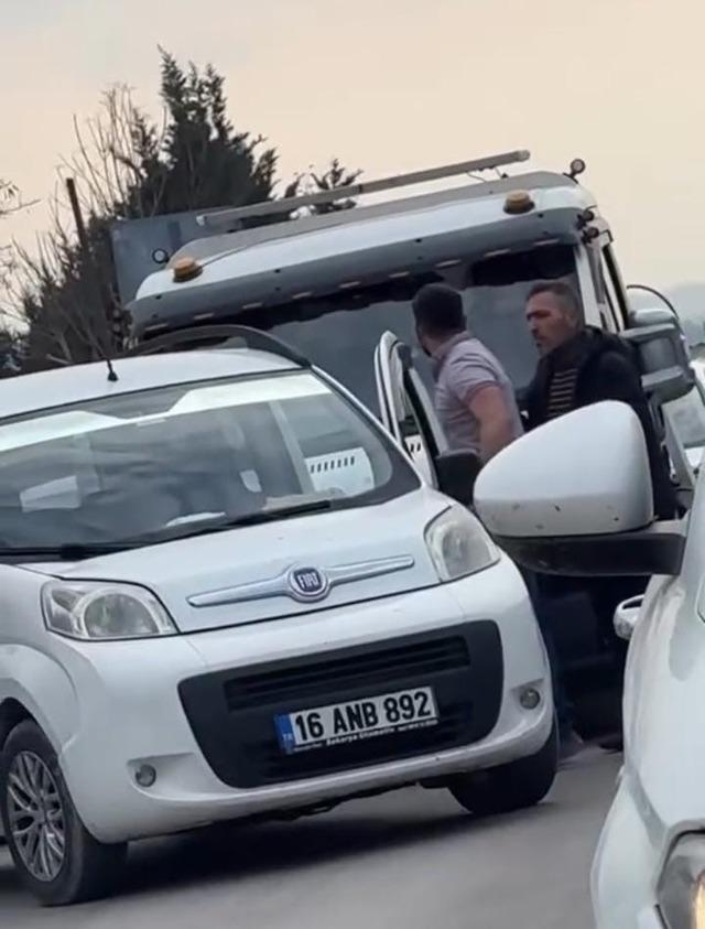 Bursa&rsquo;da trafikte yol verme kavgası 2