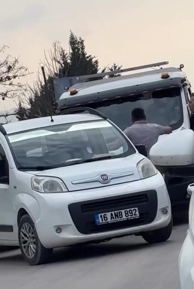 Bursa&rsquo;da trafikte yol verme kavgası 1