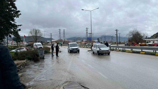 Eğirdir&rsquo;de otomobil bariyerlere &ccedil;arptı: 1 yaralı 1