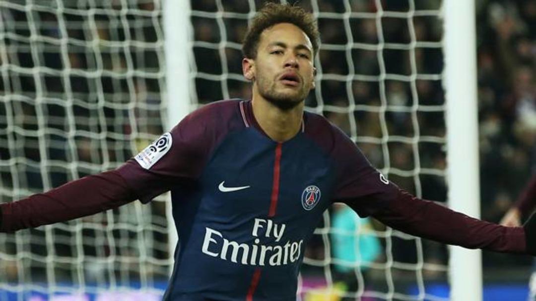 Neymar sevgilisi Bruna Marquezine ile &ouml;p&uuml;ş&uuml;rken g&ouml;r&uuml;nt&uuml;lendi