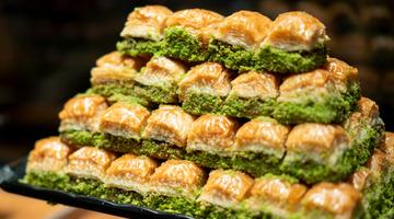 Bayram baklavasında b&uuml;y&uuml;k hile! İ&ccedil;inden &ccedil;ıkanlar şaşırtıyor: Ustalar uyardı