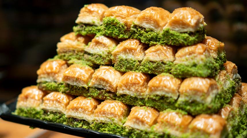 Bayram baklavasında b&uuml;y&uuml;k hile! İ&ccedil;inden &ccedil;ıkanlar şaşırtıyor: Ustalar uyardı