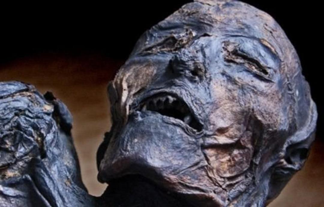 Arkeologlar mezarı a&ccedil;ınca neye uğradıklarını şaşırdı!