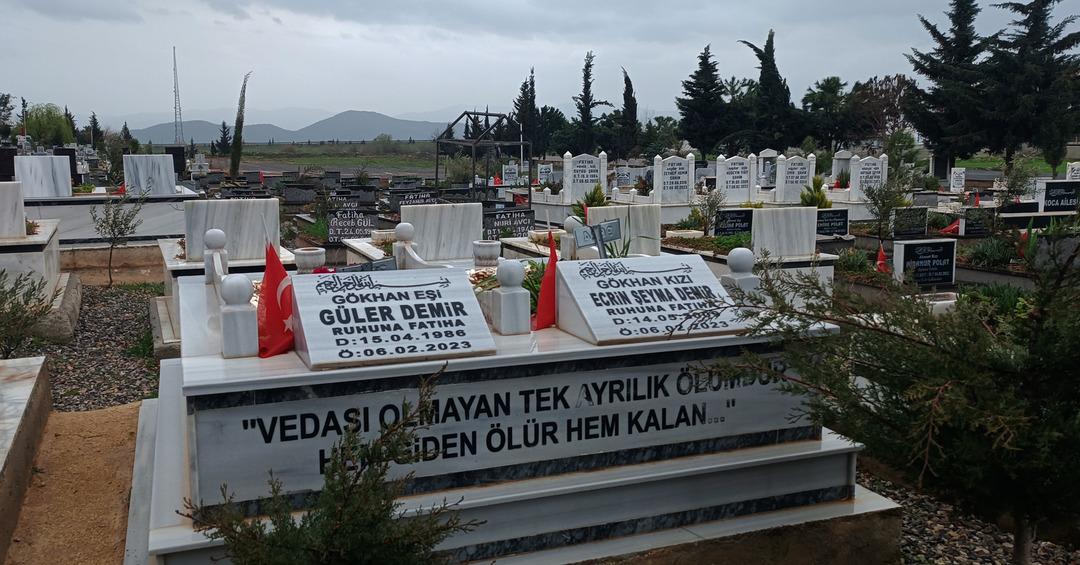 Depremzedeler arife g&uuml;n&uuml;nde yakınlarının mezarlarını ziyaret etti 5