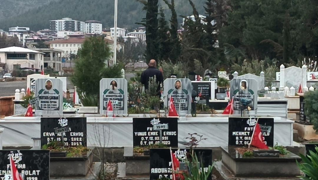 Depremzedeler arife g&uuml;n&uuml;nde yakınlarının mezarlarını ziyaret etti 4