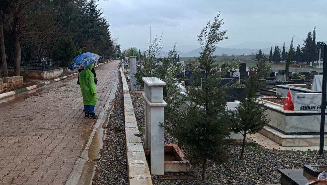 Depremzedeler arife g&uuml;n&uuml;nde yakınlarının mezarlarını ziyaret etti 3
