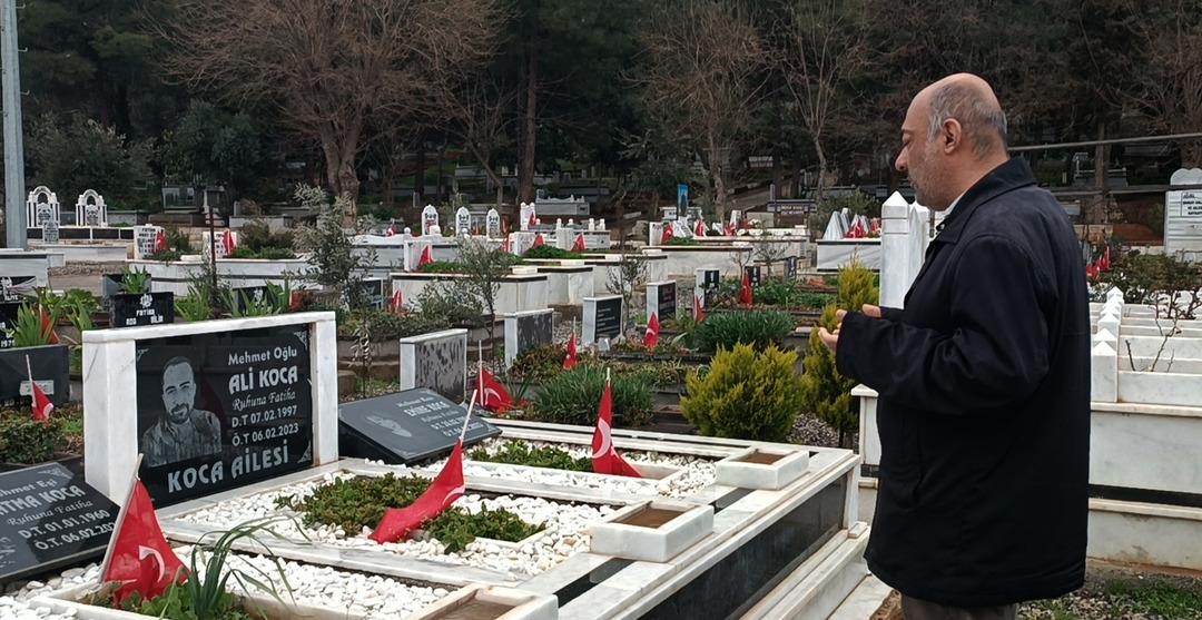 Depremzedeler arife g&uuml;n&uuml;nde yakınlarının mezarlarını ziyaret etti 1