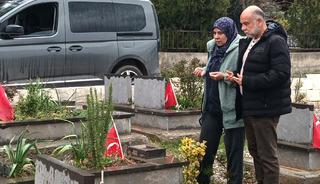 Arife g&uuml;n&uuml;nde yakınlarının mezarlarını ziyaret etti
