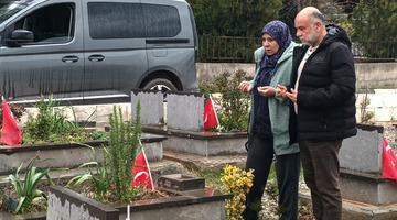 Depremzedeler arife g&uuml;n&uuml;nde yakınlarının mezarlarını ziyaret etti