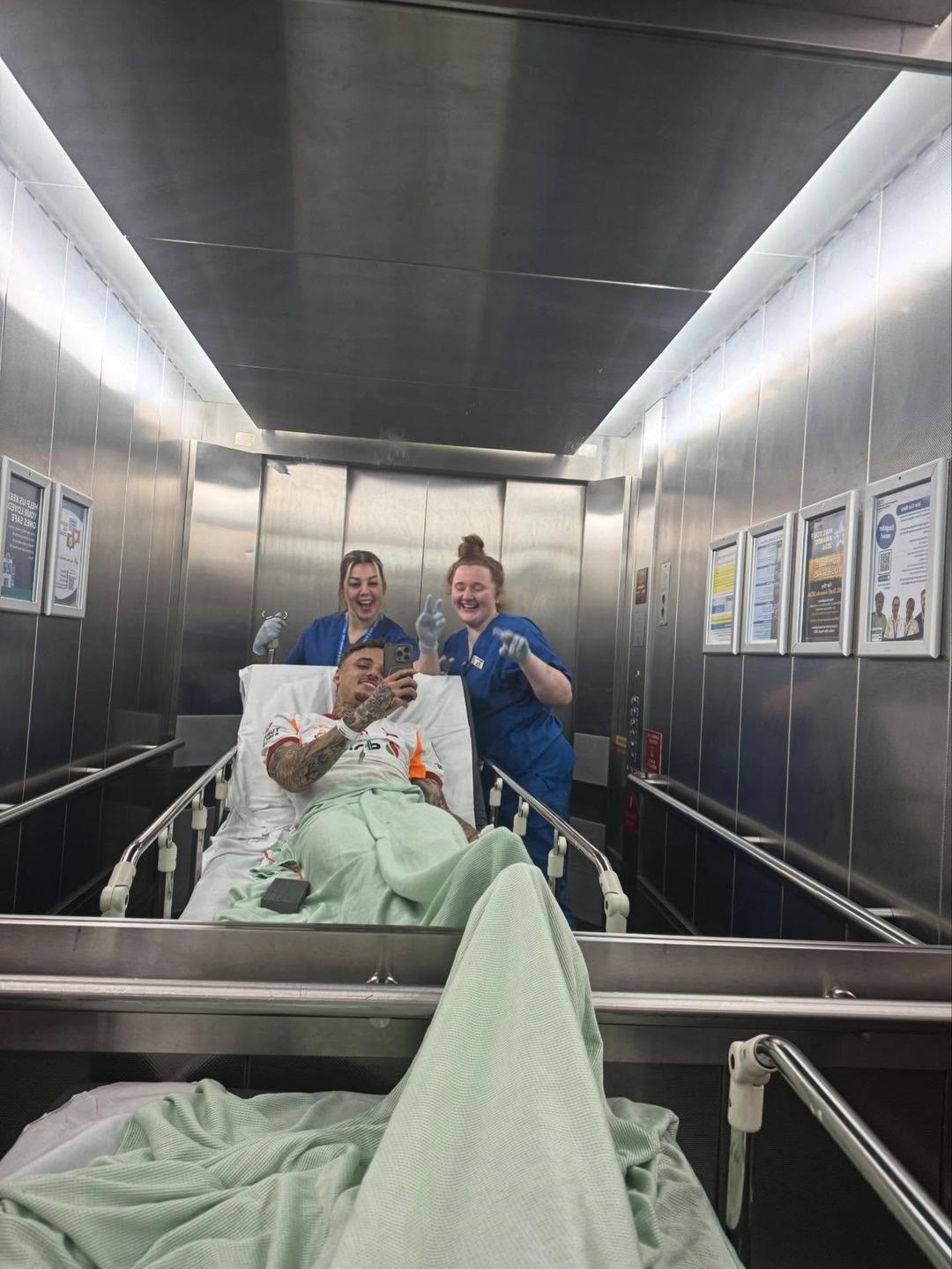 Galatasaray ın yıldızı Noa Lang ameliyat oldu! Hastaneden ilk paylaşım 1