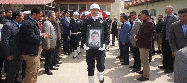 Kalp krizinden ölen polis memuru, memleketi Alaşehir'de toprağa verildi