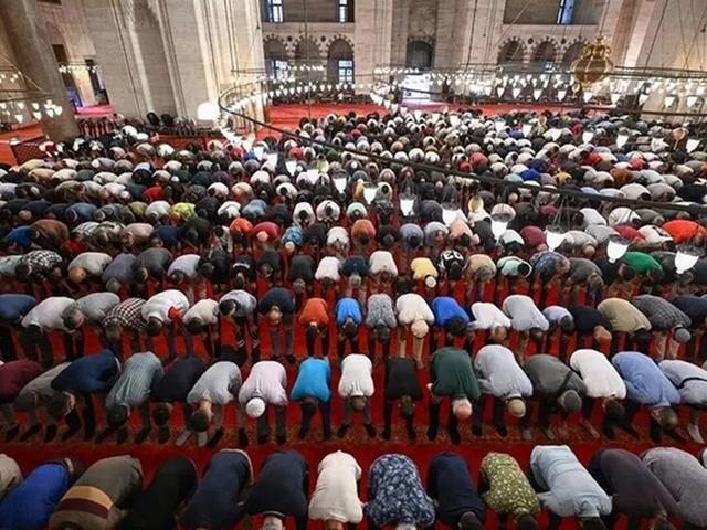 Bayram namazı saat ka&ccedil;ta kılınacak? Diyanet il il a&ccedil;ıkladı