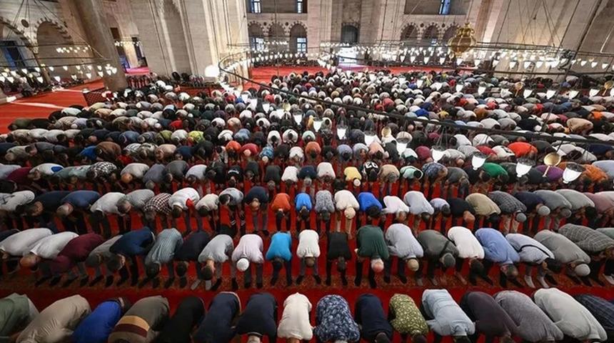 Bayram namazı saat ka&ccedil;ta kılınacak, İstanbul'da bayram namazı saat ka&ccedil;ta? Diyanet il il a&ccedil;ıkladı