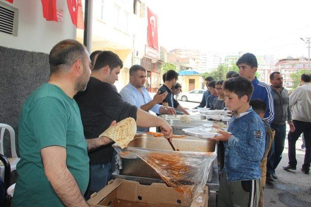 300 yıllık gelenekle yüzlerce kişiye yemek dağıtıldı