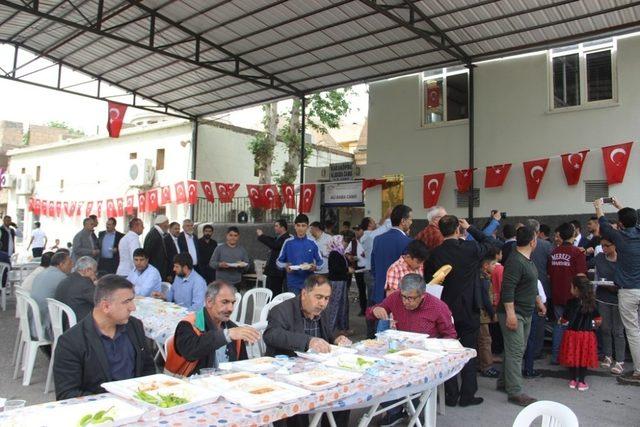 300 yıllık gelenekle yüzlerce kişiye yemek dağıtıldı