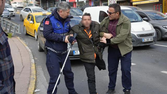 Mevsimlik dilenciler şehir şehir geziyor! Üzerinden çıkan para say say bitmedi