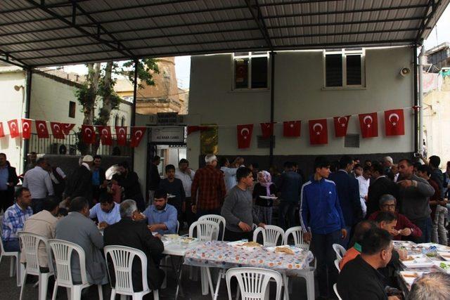 300 yıllık gelenekle yüzlerce kişiye yemek dağıtıldı