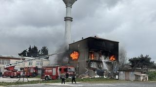 İstanbul'da korkunç anlar: 3 katlı bina küle döndü! Vatandaşlar duran arabayı itti
