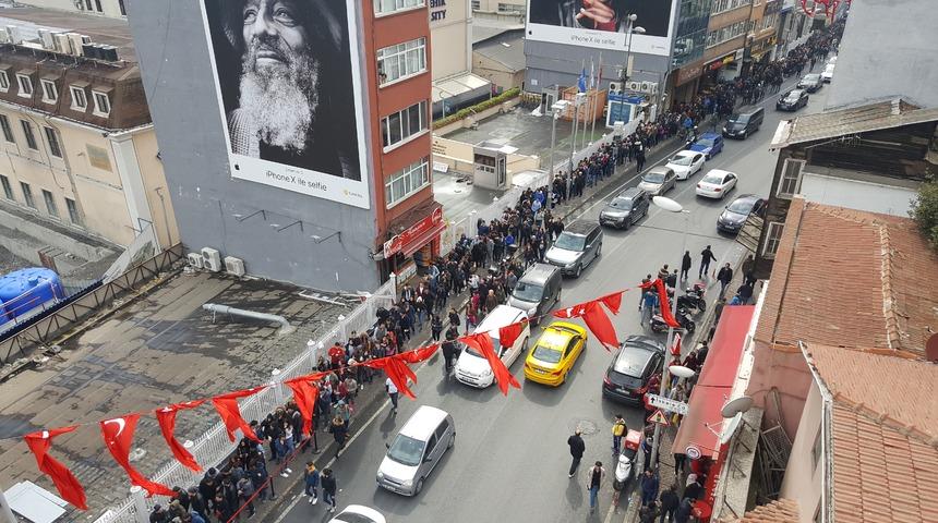 İstanbul'da 'bedava midye' izdihamı! Binlerce kişi Beşiktaş'a hücum etti