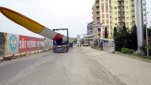 Dev pervanelerle yüklü 3 TIR, Turgutlu'dan geçirildi