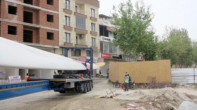 Dev pervanelerle yüklü 3 TIR, Turgutlu'dan geçirildi