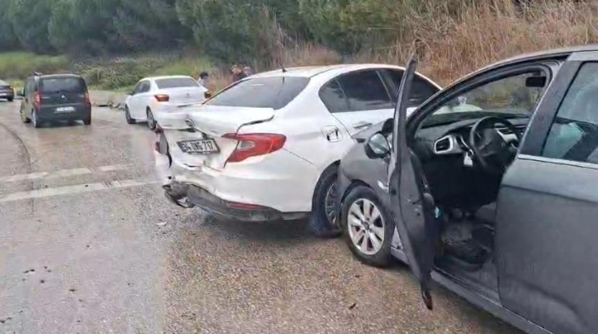 Otobanda zincirleme kaza: 4 ara&ccedil; birbirine girdi