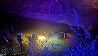 Otomobil dereye u&ccedil;tu, s&uuml;r&uuml;c&uuml; yaralandı