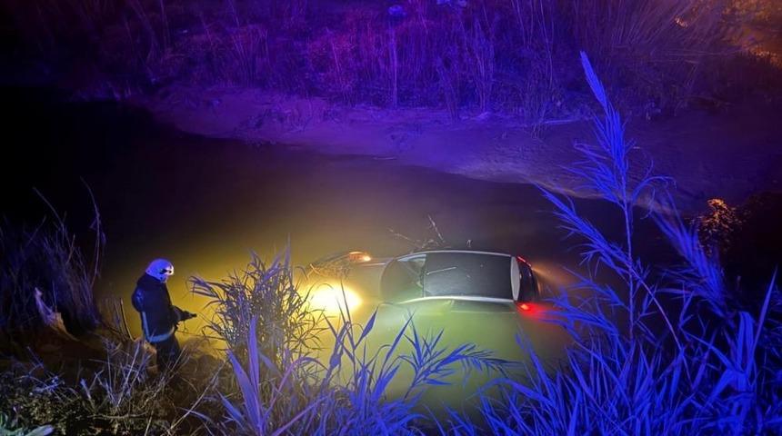 Seyir halindeki otomobil dereye u&ccedil;tu, s&uuml;r&uuml;c&uuml; yaralandı