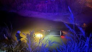 Seyir halindeki otomobil dereye uçtu, sürücü yaralandı