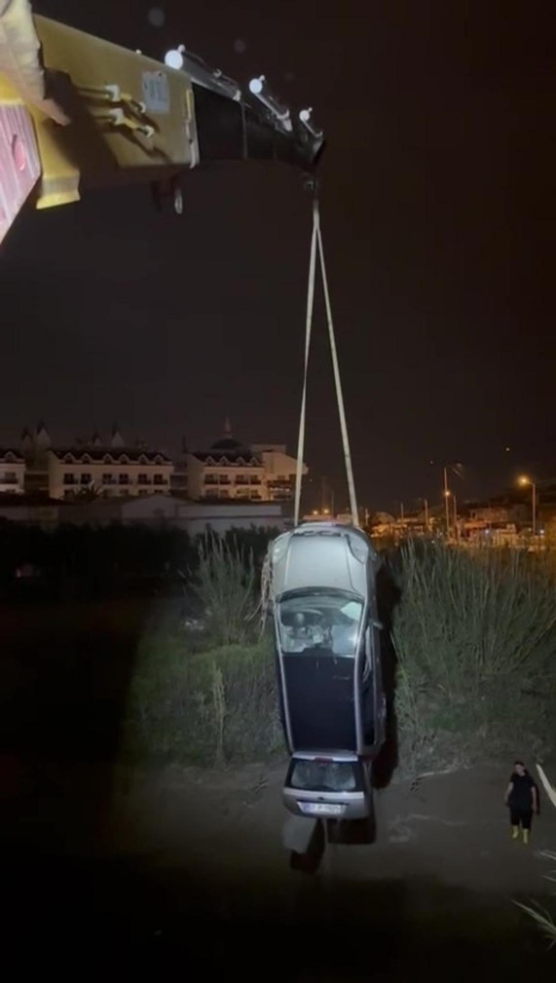 Seyir halindeki otomobil dereye u&ccedil;tu, s&uuml;r&uuml;c&uuml; yaralandı 2