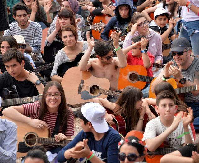 Adana'da 'Toplu Gitar Çalma Rekor Denemesi'nde istenilen sayıya ulaşılamadı