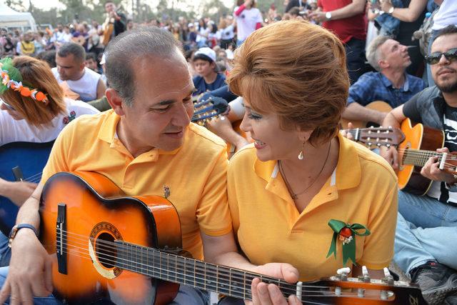 Adana'da 'Toplu Gitar Çalma Rekor Denemesi'nde istenilen sayıya ulaşılamadı