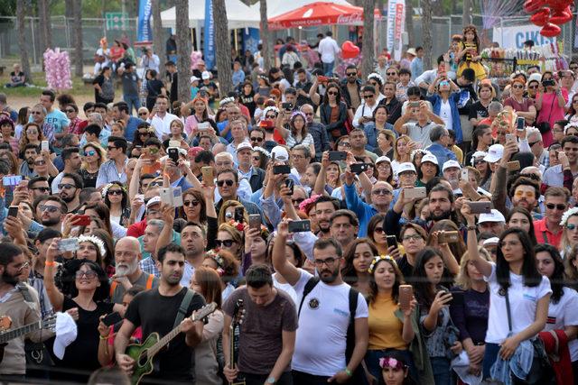 Adana'da 'Toplu Gitar Çalma Rekor Denemesi'nde istenilen sayıya ulaşılamadı