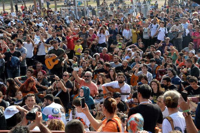 Adana'da 'Toplu Gitar Çalma Rekor Denemesi'nde istenilen sayıya ulaşılamadı