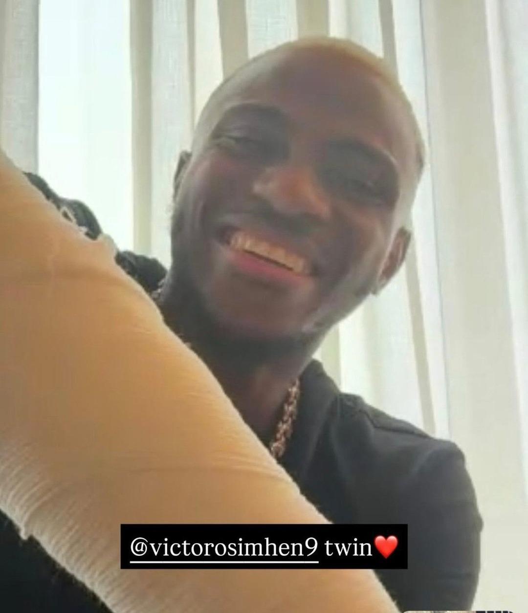 Osimhen ve Noa Lang ın son g&ouml;r&uuml;nt&uuml;leri ortaya &ccedil;ıktı! G&ouml;r&uuml;nt&uuml;l&uuml; g&ouml;r&uuml;şme ger&ccedil;ekleştirdiler... 1