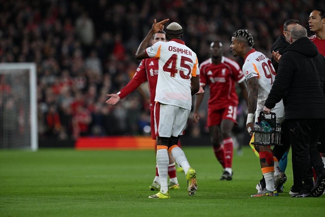 Osimhen ve Noa Lang ın son g&ouml;r&uuml;nt&uuml;leri ortaya &ccedil;ıktı! G&ouml;r&uuml;nt&uuml;l&uuml; g&ouml;r&uuml;şme ger&ccedil;ekleştirdiler... 3