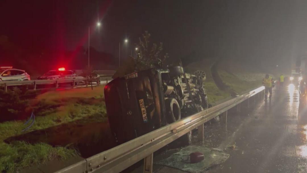 Kuzey Marmara Otoyolu nda minib&uuml;s takla attı: 1 &ouml;l&uuml;, 1 yaralı 4