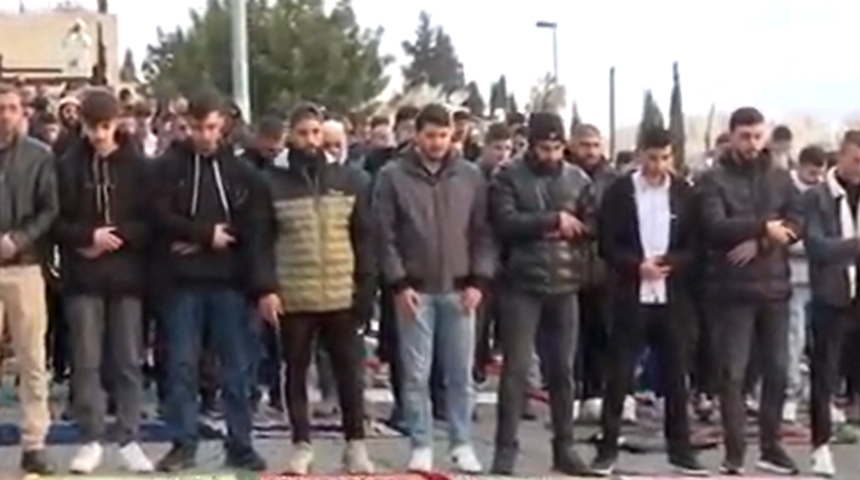 Mescid-i Aksa'da bayramda ibadet yasağı! Kud&uuml;sl&uuml;ler namazı sokakta kıldı