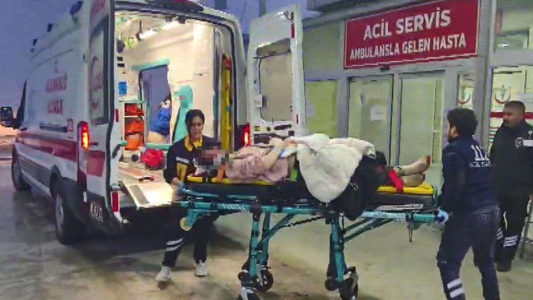 Adana da yolcu otob&uuml;s&uuml; devrildi: 2 kişi hayatını kaybetti, &ccedil;ok sayıda yaralı var! 5